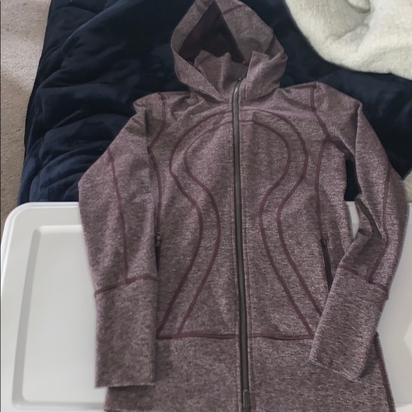 lululemon athletica Tops - Like new lululemon sweatshirt 🍋stride jacket